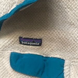 Patagonia fleece light sage green with turquoise off set around sleeves and base